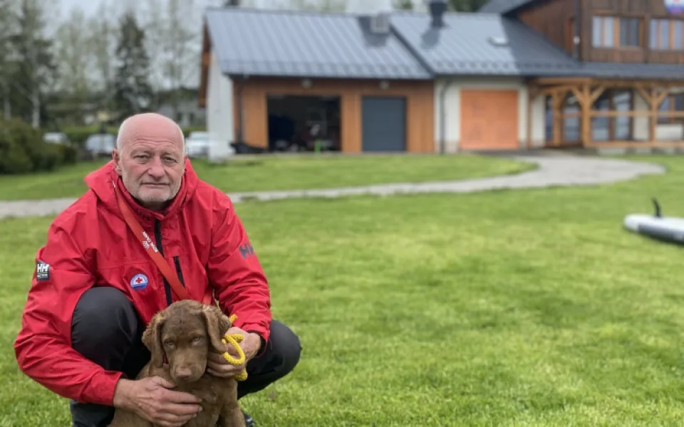 Na raftu sedí pět lidí včetně tří dětí a nikdo nemá vestu, kroutí hlavou šéf vodních záchranářů