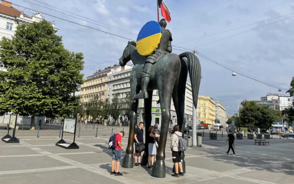 Brno vrátilo na sochu markraběte Jošta ukrajinskou vlajku. Kritici zuří.