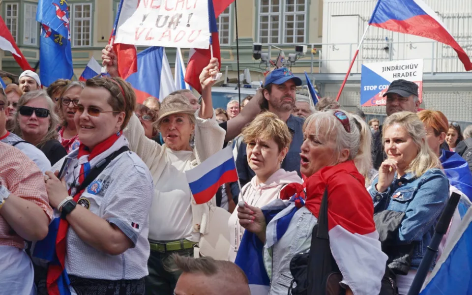 Na protestu proti vládě v centru Prahy zatkla policie muže s vytetovanou svastikou.