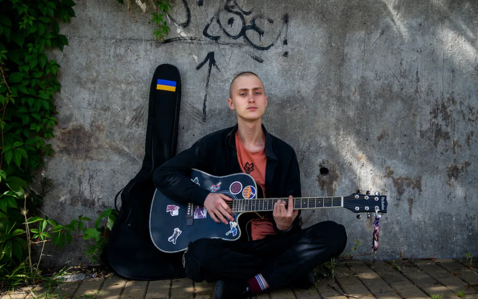 Šestnáctiletý Ukrajinec si sám zvyká na život v Ostravě, přijel jen s kytarou