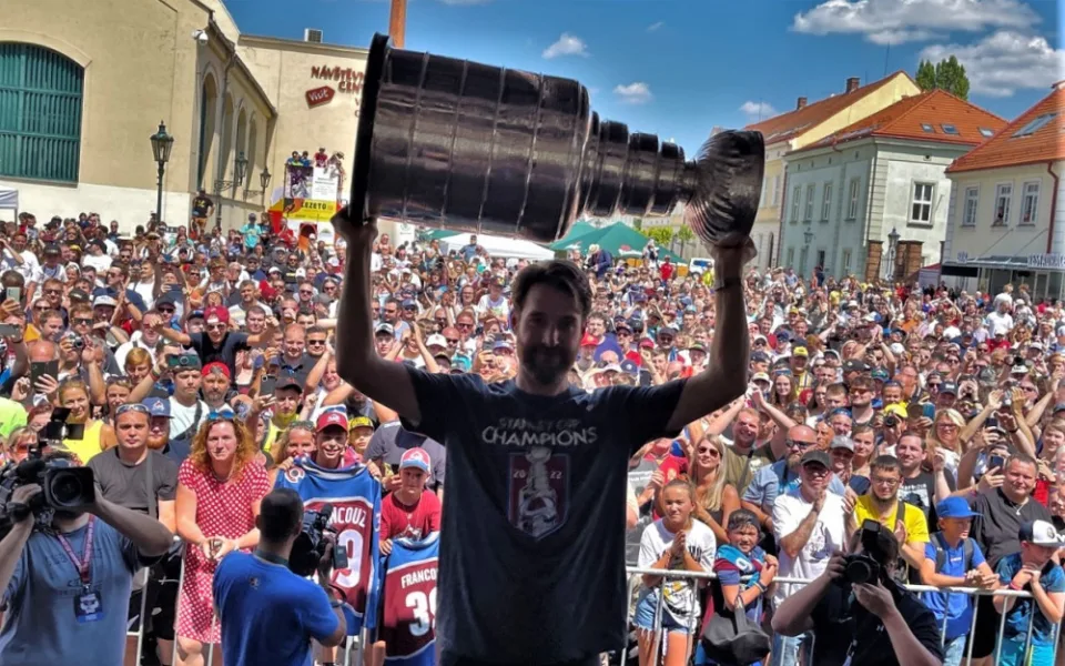 Slavný Stanley Cup je na den v Plzni. Domů ho přivezl ukázat fanouškům vítěz NHL, brankář Pavel Francouz