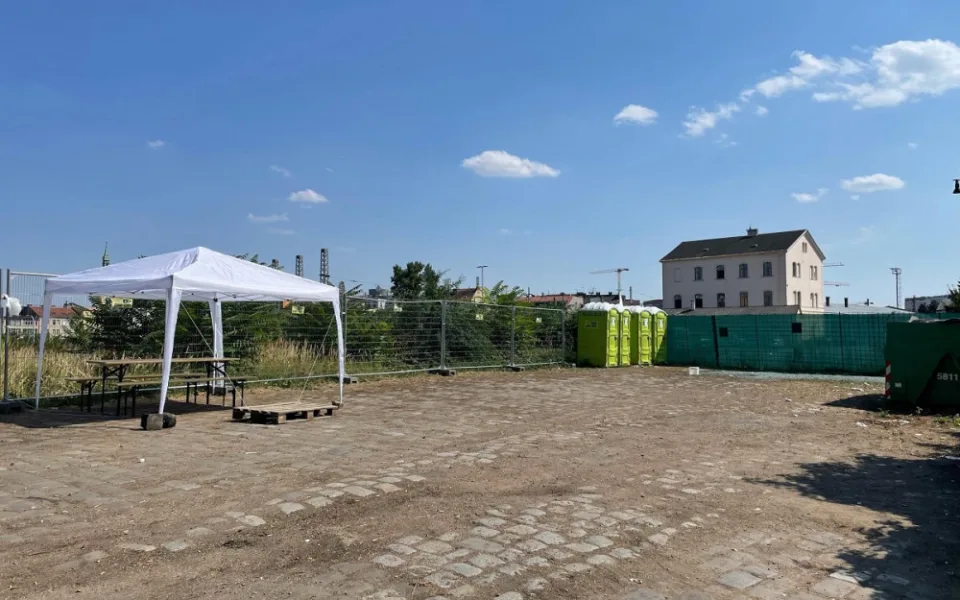 Brno uklidilo a zavřelo oplocené centrum po ukrajinských Romech. Odjeli do Maďarska.