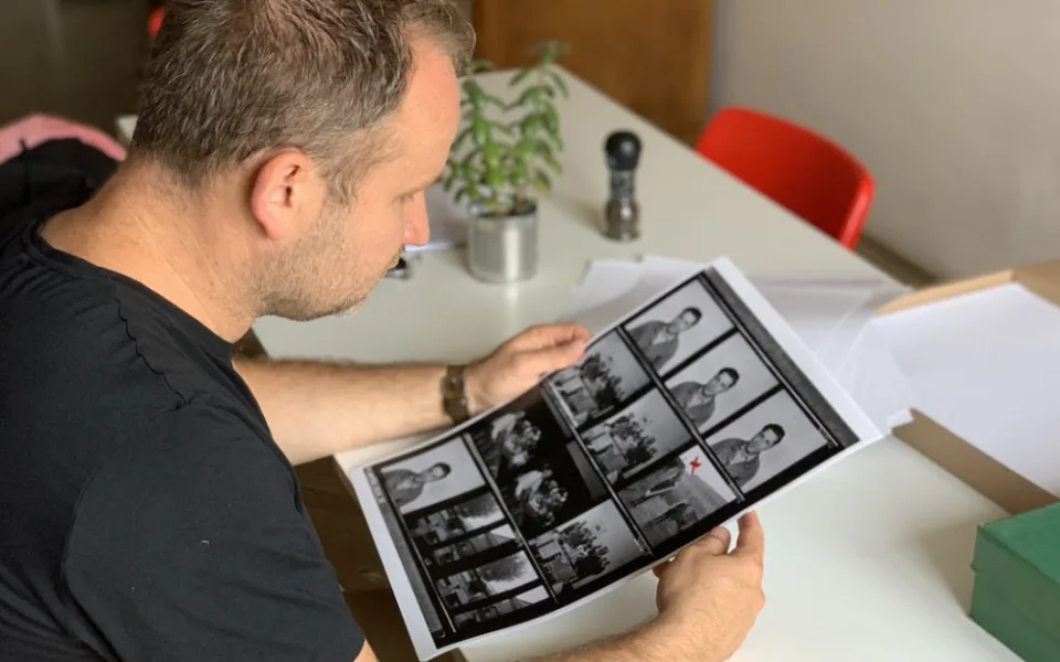 Brněnský fotograf našel u popelnic rozsáhlý fotoarchiv Zbrojovky. Snímky čeká záchrana.