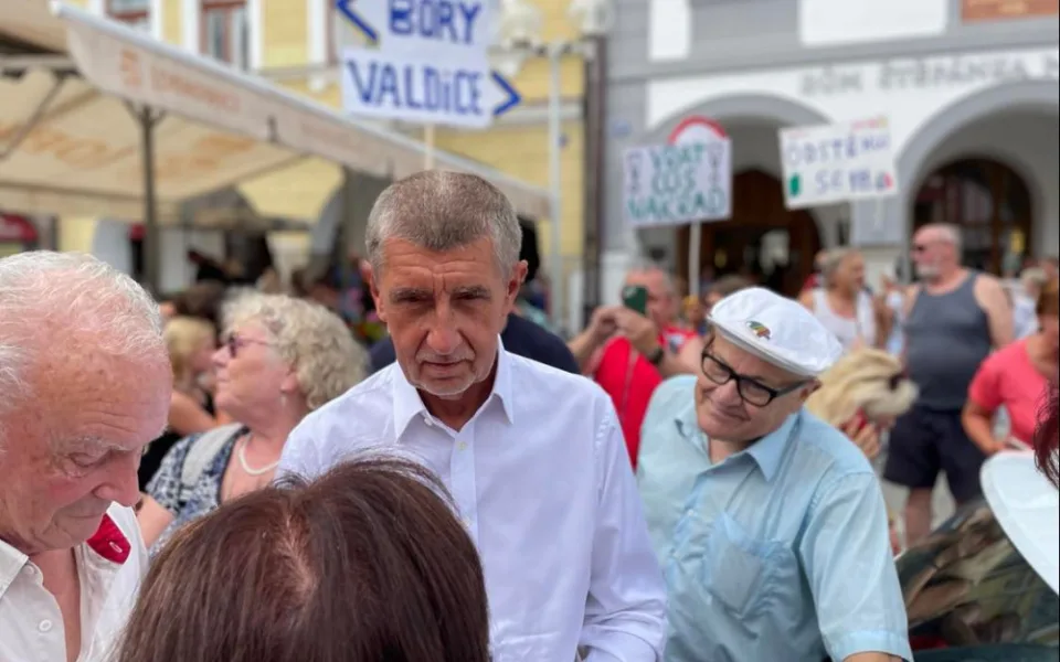 Setkání Andreje Babiše s občany předčasně ukončilo nahlášení atentátu.
