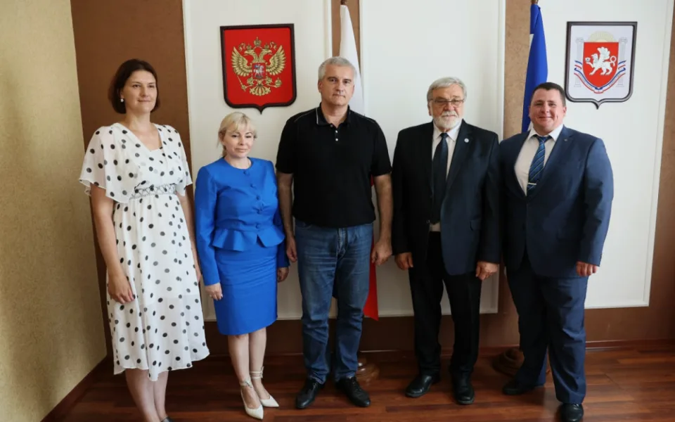 Senátor Jaroslav Doubrava (druhý zprava) při jednání s šéfem Rusy zřízené „Republiky Krym“.