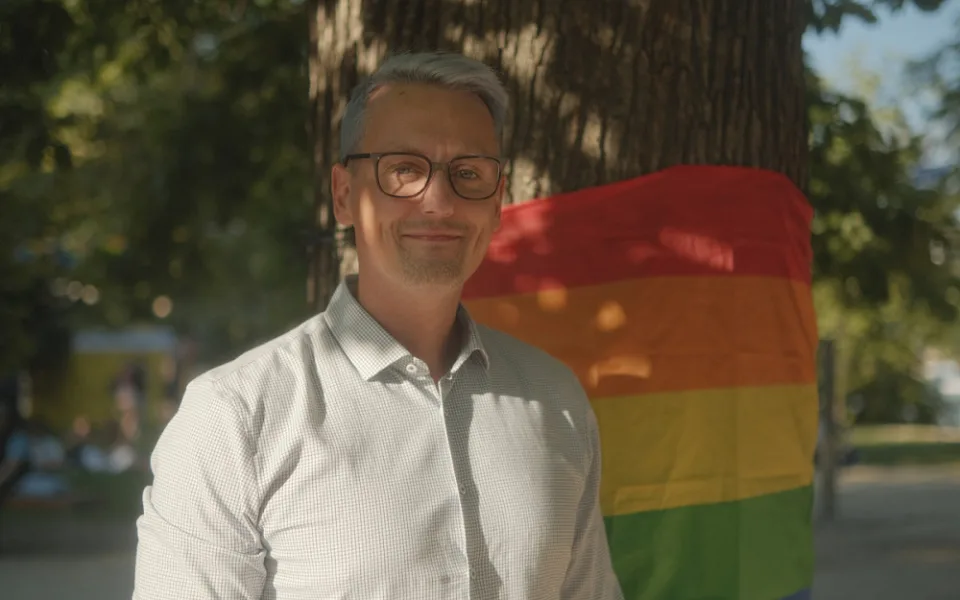 Výhrůžky, útoky a spolupráce s policií. Ředitel Prague Pride poodhalil zákulisí festivalu.