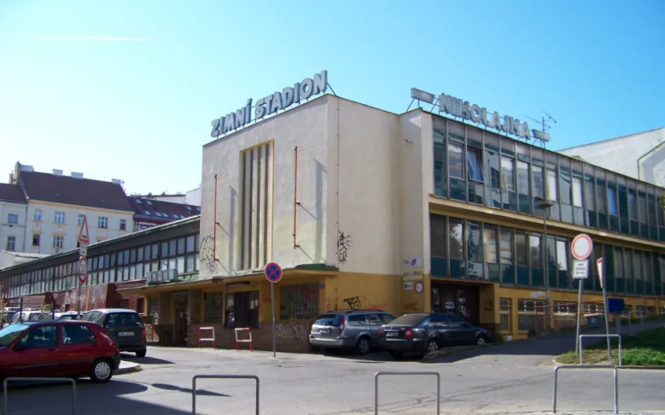 Nejstarší fungující zimní stadion v Praze končí. Nikolajku má nahradit nová hala.