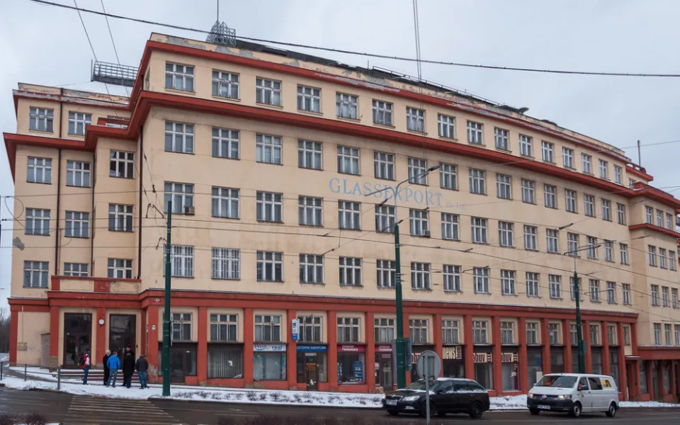 Skloexport zůstane státu, kraj se s ministerstvem nedohodl. Budova bude dál prázdná.