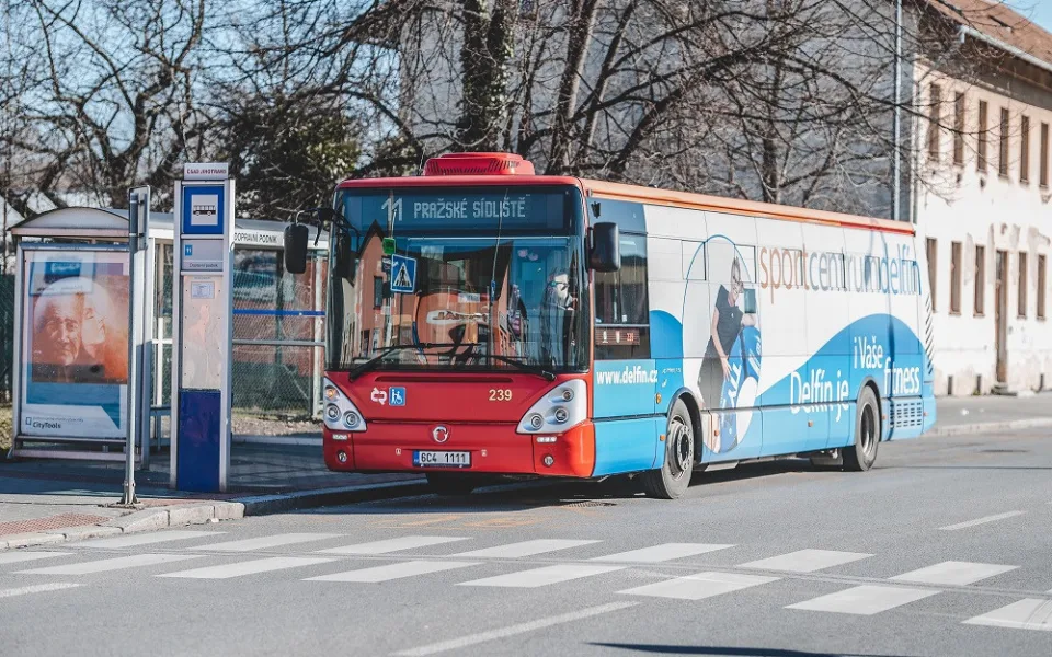 Budějckému dopravnímu podniku stále chybí řidiči. Pomohou Ukrajinci a Srbové?