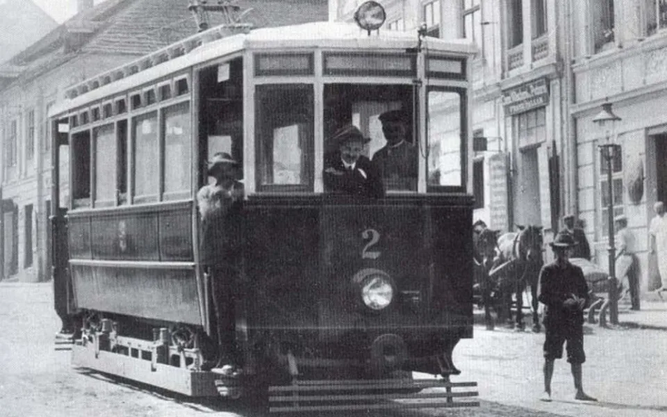 První tramvaj v Jihlavě vyjela v roce 1909. Cestující z centra na konečnou dojeli za 14 minut.