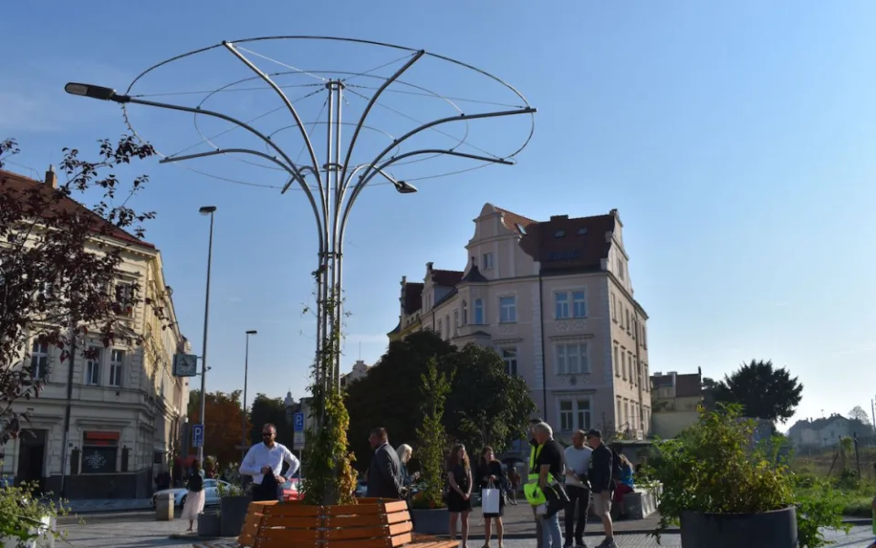 Praha instalovala zelené lampy. Inspirovala se v Singapuru.