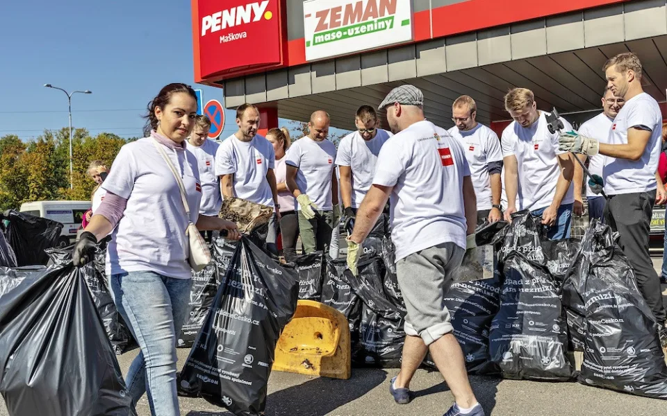 Veřejnost s PENNY uklidí podzimní Česko