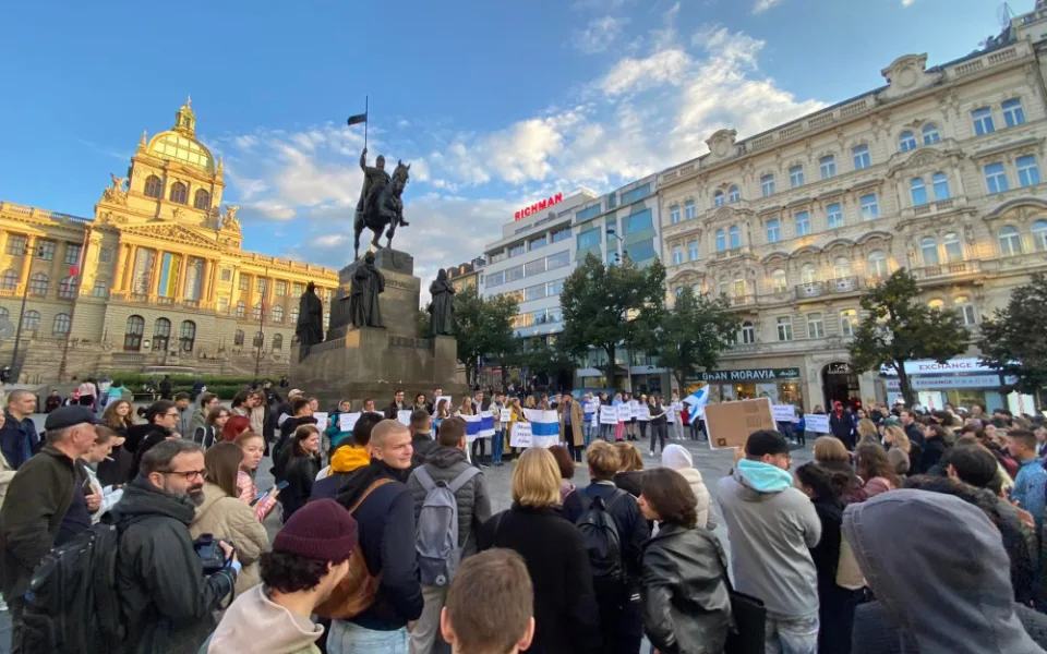 V centru Prahy se sešli Rusové. Požadují okamžité zastavení Putina.