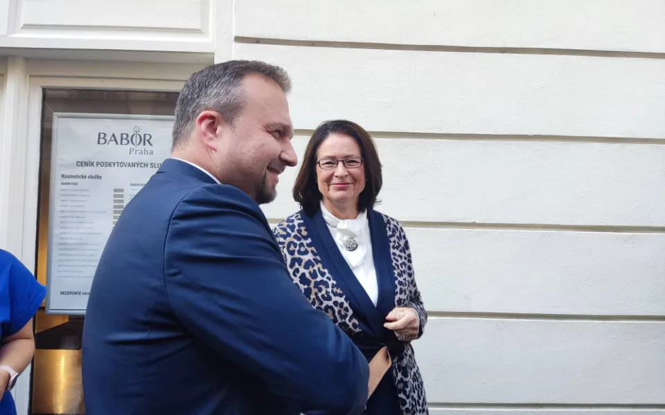 Marian Jurečka a Miroslava Němcová před štábem koalice SPOLU.