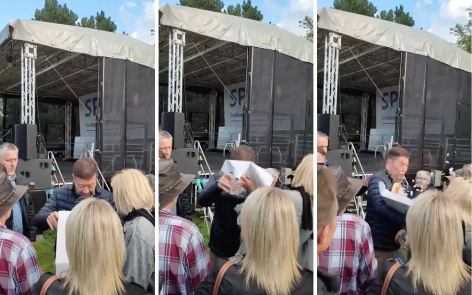 Žena chtěla na mítinku v Praze hodit Okamurovi do obličeje štrúdl. Zadržela ji policie.