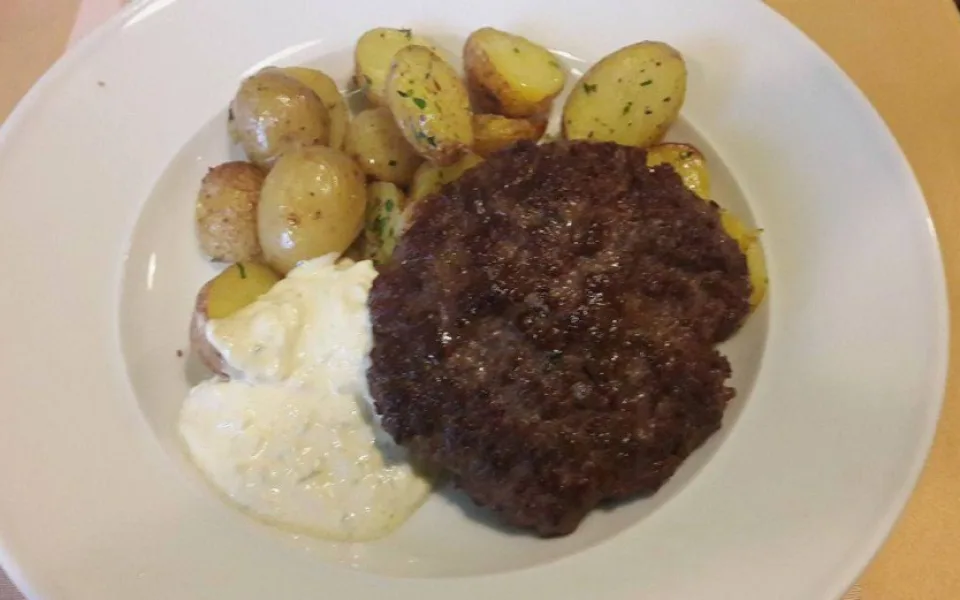 1000x1000-1479813495-grilovany-steak-z-mleteho-masa-pecene-brambory-tatarka