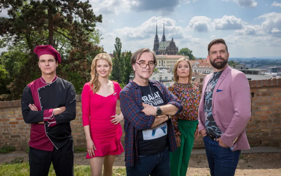 Režisér Prušinovský si v novém seriálu tropí žerty z Brna. Nejvíc to schytává Česká televize.