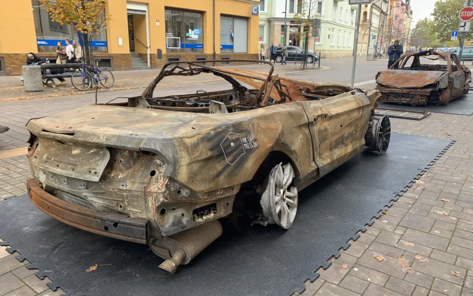Vraky ukrajinských aut připomínají bombardování města Irpiň.