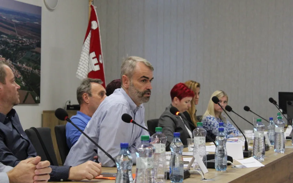 Robert Šlachta promlouvá k zastupitelům.