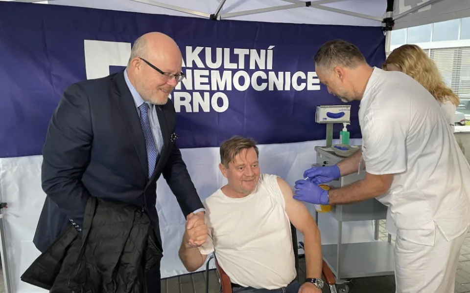 Blíží se nová covidová vlna a australská chřipka. Naočkujte se, vyzývá ministr i herec.