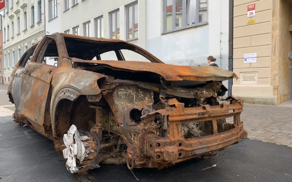 Vraky ukrajinských aut připomínají bombardování města Irpiň.