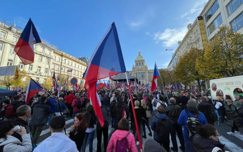 Na Václavském náměstí protestovaly tisíce lidí. Chtěly demisi vlády.