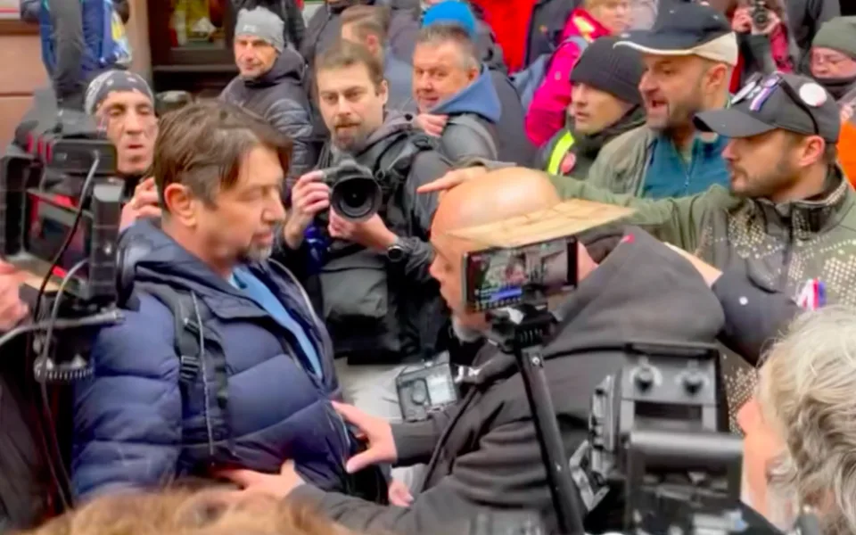 Policie se zabývá napadením novináře účastníky protestu proti vládě a ČT