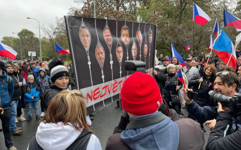 size4-1668690436473-241-video-u-hlavniho-nadrazi-se-sesli-odpurci-vlady-pujdou-protestovat-pred-ceskou-televizi