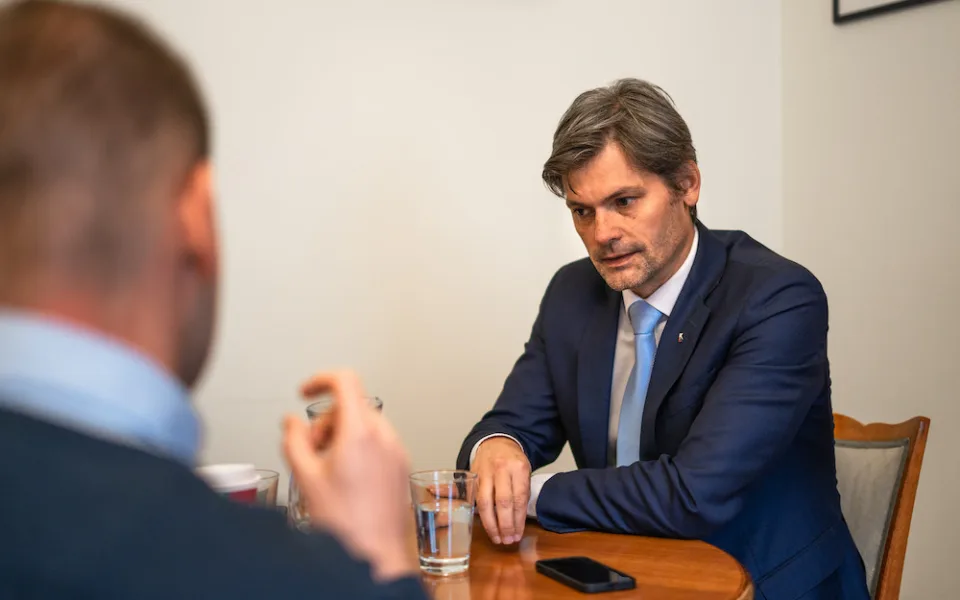 Jsem pro omezení kampaní před volbami. Kandidáti by měli být více v ulicích, říká senátor Marek Hilšer