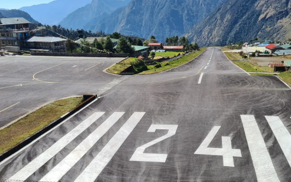 Lukla airport aneb Tenzing-Hillary Airport Lukla.