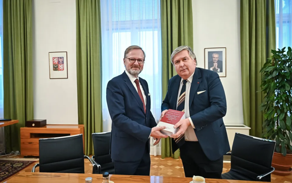 Premiér Fiala, profesor Tomášek a docentka JUDr. Forejtová a JUDr. Aleš Musil, koordinátor projektu.