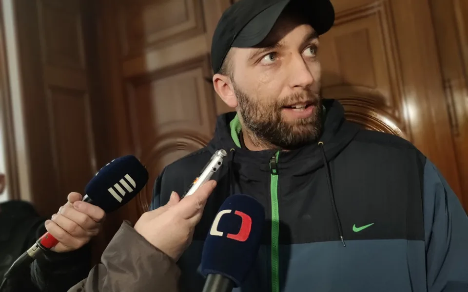 Dezinformátor Čermák dostal u soudu trest 5,5 roku vězení za propagaci terorismu a násilí proti politikům.