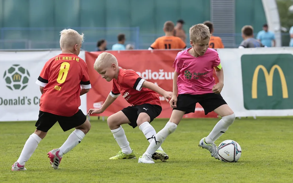Fotbalový turnaj pro české školy hlásí rekordní zájem a nově zapojuje i malotřídní školy.