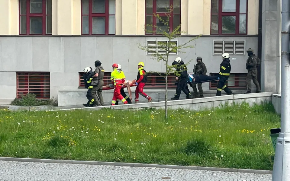 OBRAZEM: Šílený střelec v Hradci Králové pálil do studentů. Do cvičení se zapojily všechny složky IZS