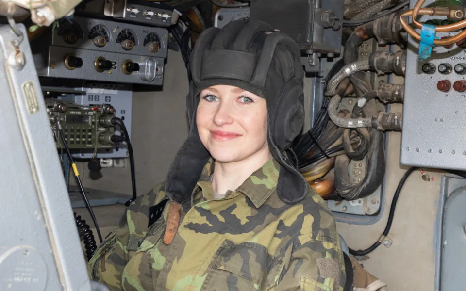 Z charity do armády. Strakonická vojákyně manipuluje s těžkými raketami.