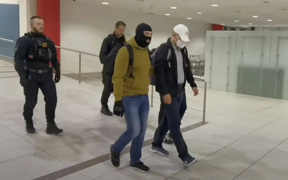 Policisté převezli z Argentiny do Česka muže podezřelého z 15 let staré vraždy.