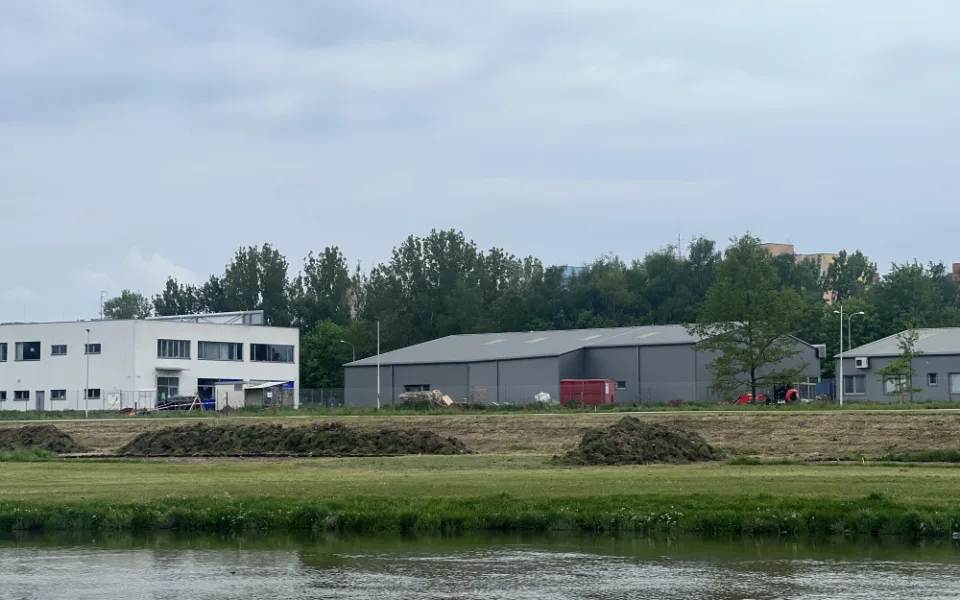 Provoz nového areálu u Vltavy získal jediný uchazeč. Podílet se na něm bude i krajský zastupitel.