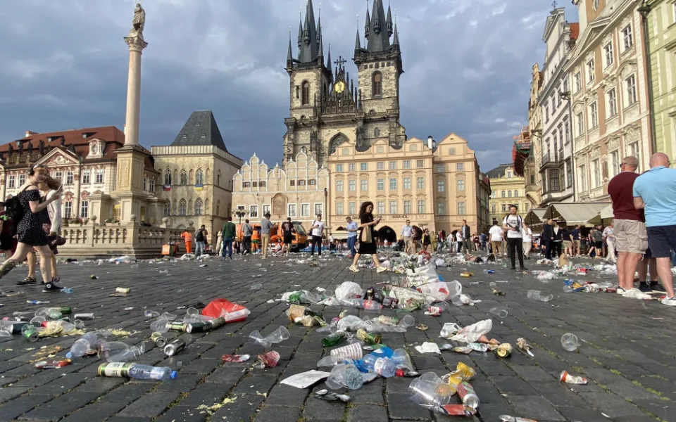 Fanoušci po sobě nechali v centru Prahy spoušť. Starostka napíše velvyslancům