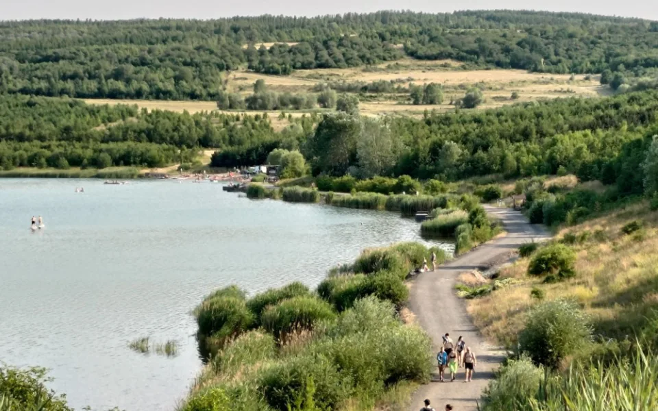 Zatopená těžební jáma Dolu Chabařovice, dnes jezero Milada u Ústí nad Labem.