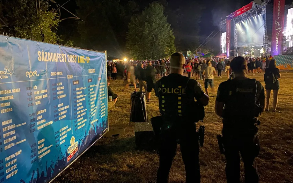 Sázavafest, den první. Silně opilý muž obtěžoval své okolí i hlídku, policie ho odvezla do Jihlavy na záchytku