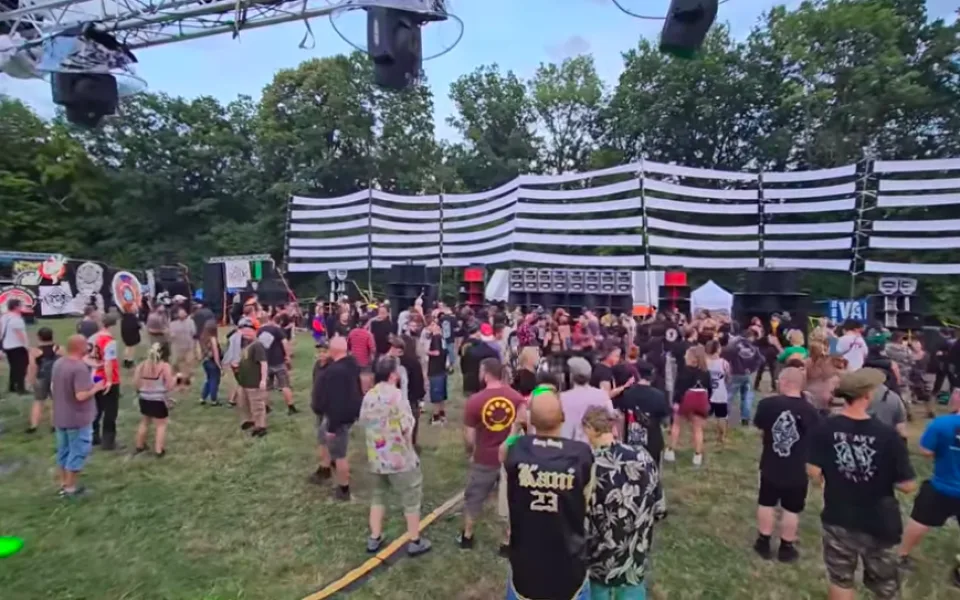 Třídenní technoparty na pozemku u Stvolínek navštívily dva tisíce lidí. Akce nešla ukončit