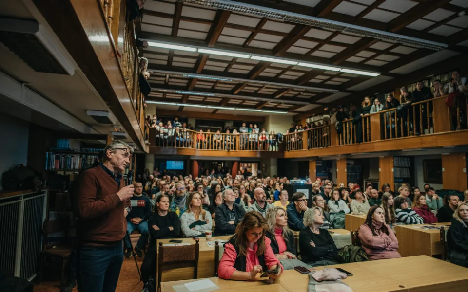 Během přednášek dvojice kriminalistů je sál vědecké knihovny nabitý k prasknutí