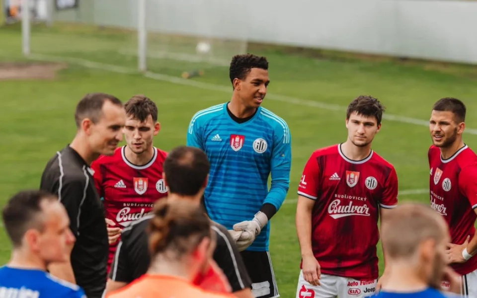 Ani Colin Andrew (v modrém) nechápal, proč rozhodčí odpískal penaltu proti rezervě Dynama.