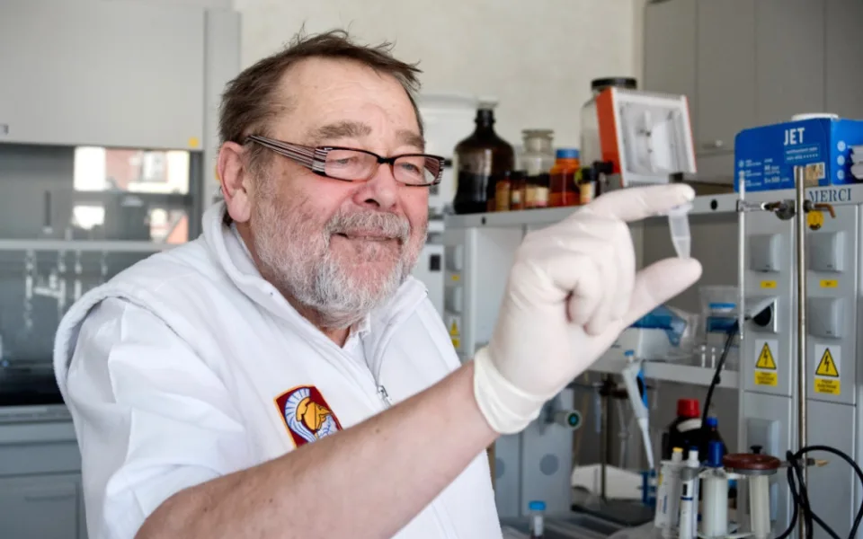 Nové drogy objevujeme každý týden, říká chemik Kriminalistického ústavu v Praze Michal Roman.