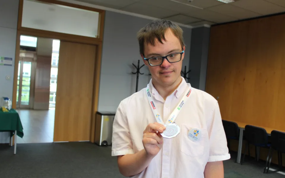 Když handicap není překážkou. Daniel z Počátek závodně plave, je filmovým znalcem a hrál v seriálu