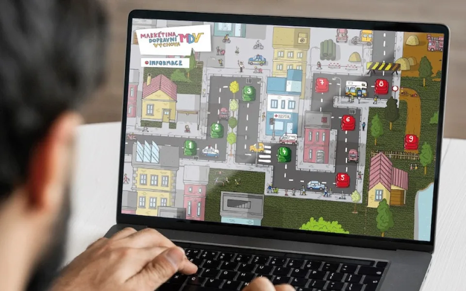 Hráči Markétiny dopravní hry mají bezpečně projet město na kole. Splnit musí několik různých úkolů
