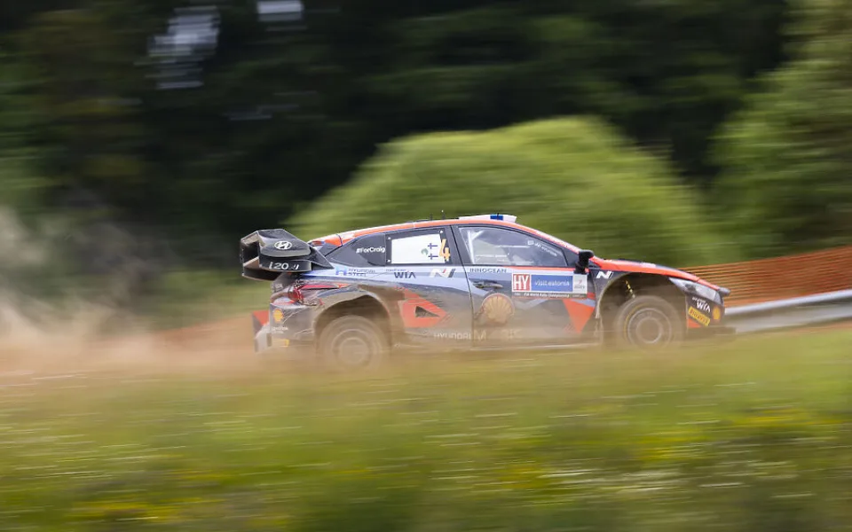 Světová špička v rally míří do Čech. Na hladkém průběhu soutěže se budou podílet tisíce pořadatelů.
