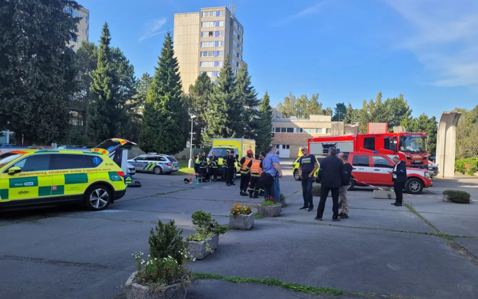 Desítky dívek ze střední zdravotnické školy náhle zkolabovaly, únik nebezpečných látek hasiči nepotvrdili