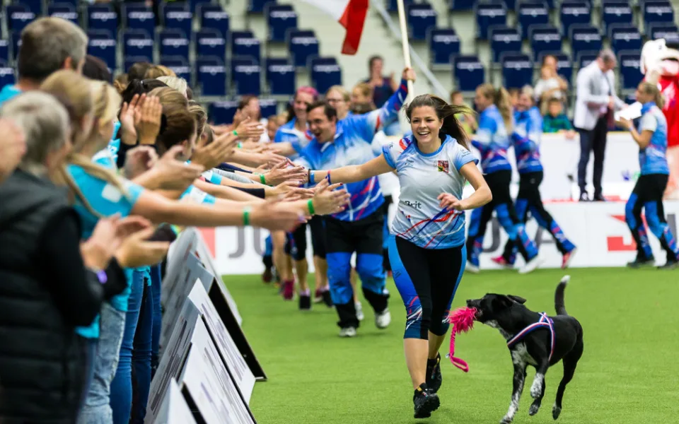 Šampionát v agility láká na špičkové sportovní výkony i zábavu pro všechny.
