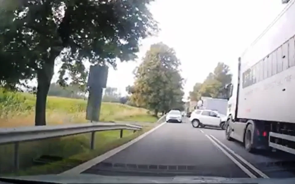 Podívejte se na cestu záchranářů k tragické nehodě u Obrataně. Víte, co dělat, když slyšíte houkačky?